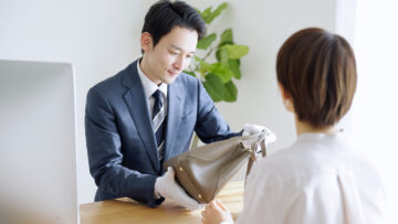バッグを査定依頼する女性
